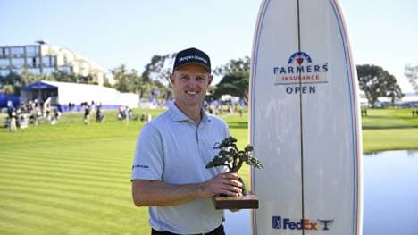 Justin Rose mit der Siegertrophäe