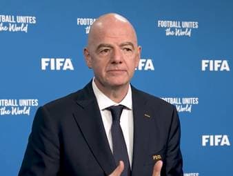 Nach den jüngsten geopolitischen Spannungen bleibt die Teilnahme des Iran an der WM 2026 weiter ungewiss. Sicherheitsbedenken und politische Konflikte werfen große Fragen rund um das Turnier auf. FIFA-Präsident Gianni Infantino betont jedoch, dass der Fußball keine geopolitischen Konflikte lösen könne und setzt auf die verbindende Kraft des Sports.