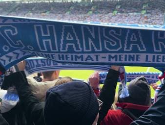 Hansa Rostock ist einer der Traditionsvereine in der 3. Liga und für seine Gänsehaut-Stimmung im Ostseestadion bekannt. Aber was macht den Verein und seine Fans eigentlich so besonders?