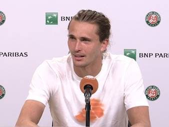 Alexander Zverev erklärt nach seinem Auftaktsieg bei den French Open ein zurückliegendes Drama um seinen Hund Mishka. Ein Sprung aus einem Golfcart wurde zu einem schrecklichen Unfall. 