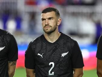 Kurz vor dem Start der Fußball-Weltmeisterschaft wurde der Neuseeländer Tim Payne in den sozialen Medien zum viralen Hit. Lutz Pfannenstiel nimmt die fußballerischen Grenzen des plötzlich weltbekannten Außenverteidigers genauer unter die Lupe.