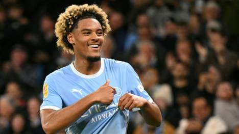 Floyd Samba feiert sein Profi-Debüt für Manchester City