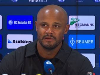 Nach dem 0:0 gegen Schalke 04 geht Bayern-Coach Vincent Kompany direkt in die Analyse. Er meint, der Mannschaft hätte in den entscheidenden Momenten das Tempo gefehlt. 