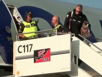 Was trägt denn bitte Haaland aus dem Flugzeug?