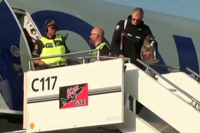 Was trägt denn bitte Haaland aus dem Flugzeug?