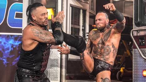 Aleister Black (r.) bei seinem größten WWE-Match gegen Damian Priest