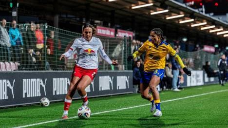 Lisa Baum (l.) trifft gegen Leipzig