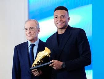 Kylian Mbappé hat erstmals den Goldenen Schuh als bester Torjäger Europas erhalten. Der Franzose erzielte in der vergangenen Saison wettbewerbsübergreifend 44 Tore für Real Madrid.