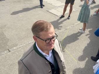 Vorstandsvorsitzender des FC Bayern München, Jan-Christian Dreesen, äußert sich auf dem jährlichen Oktoberfestbesuch der Bayern über die ungewohnte Verfolgerrolle. 