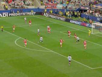 Lionel Messi trifft zum 1:0 gegen Österreich und schreibt damit WM-Geschichte. Mit seinem 17. Treffer ist er nun alleiniger WM-Rekordtorschütze und lässt Miroslav Klose hinter sich.