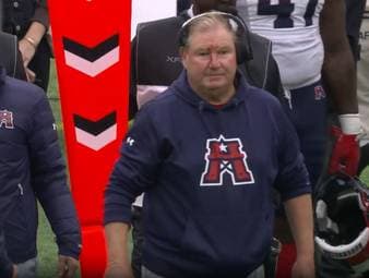 Am letzten Spieltag der Regular Season geben sich die Houston Roughnecks keine Blöße. Beim Sieg in Arlington zeigen sogar die Coaches vollen Körpereinsatz.