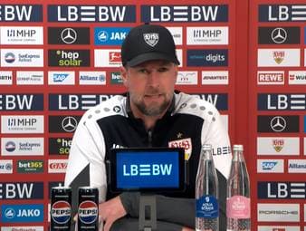 Sebastian Hoeneß sorgt vor dem Aufeinandertreffen mit dem FC Bayern für einen Lacher bei den anwesenden Reportern: Er kennt den Tabellenplatz des VfB nicht. 