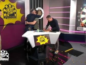 SPORT1-Moderator Basti Schwele feiert in der fünften Madhouse-Folge Geburtstag und wird von seinen langjährigen Kollegen Rick Goldmann und Sascha Bandermann überrascht.