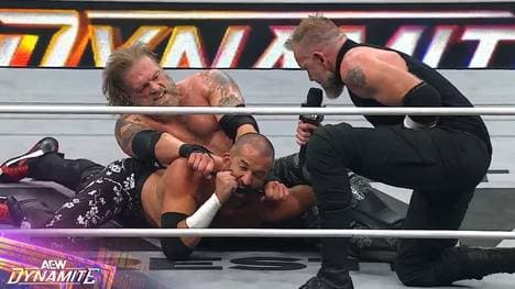Adam Copeland (l.) und Christian Cage traktieren bei AEW Dynamite Trent Beretta