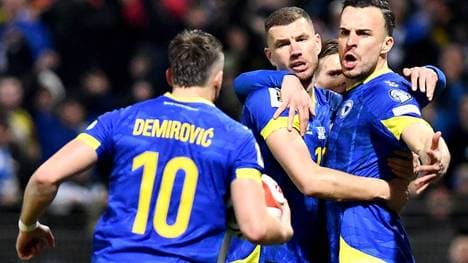 Edin Dzeko (M.) führt Bosnien und Herzegowina bei der WM 2026 in Gruppe B an