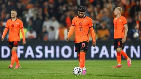 Memphis Depay guckt bedröppelt beim WM-Test der Niederlande