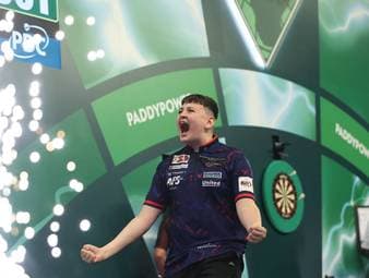 Samt 9-Darter! Wunderkind schreibt Geschichte