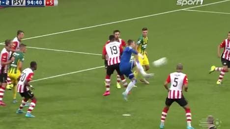 Torwart Martin Hansen trifft mit der Hacke