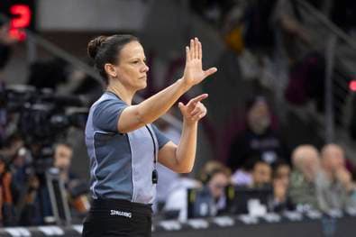 Schiedsrichterin mit Trikot-Fail