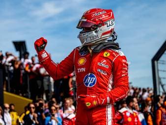 Charles Leclerc gewinnt den Großen Preis von Großbritannien und feiert seinen ersten Sieg seit 2024. Der Ferrari-Pilot meldet sich damit eindrucksvoll in der Formel-1-Saison zurück.