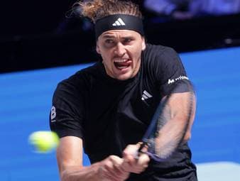 Zverev siegt nach bedenklichen Szenen