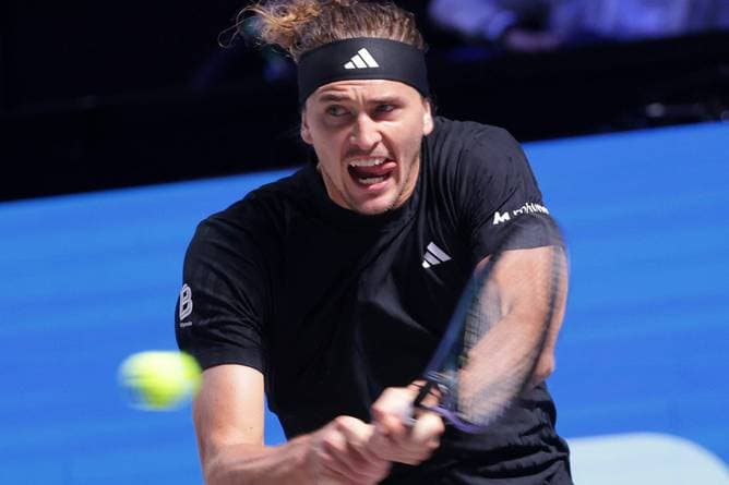 Zverev siegt nach bedenklichen Szenen