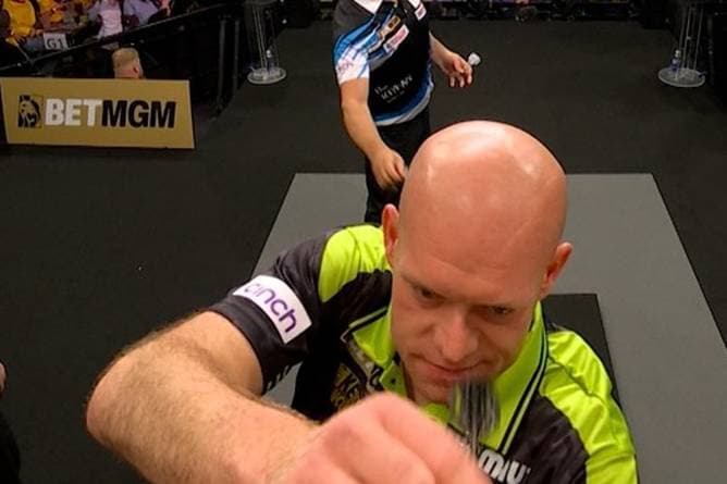 "Was ist das denn?!" Kurioser Moment um van Gerwen