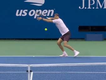 Deutschlands Tennis Ass Alexander Zverev hat die dritte Runde der US Open souverän gemeistert. Er schlägt den Chilenen Alejandro Tabilo klar in drei Sätzen und steht im Achtelfinale.