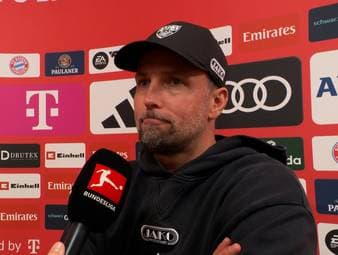 Der VfB Stuttgart verliert 2:4 gegen den FC Bayern München. Trainer Sebastian Hoeneß findet trotz der Niederlage lobende Worte für die Leistung seiner Mannschaft. 