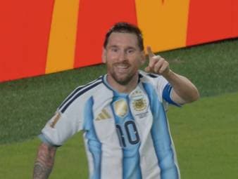 Weltmeister Argentinien startet fulminant in die WM 2026. Die Albiceleste überrollt Algerien mit 3:0. Ganz nebenbei schreibt Lionel Messi mit seinem Dreierpack WM-Geschichte.