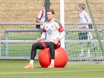 Manuel Neuer ist zurück auf dem Trainingsplatz und nimmt die Vorbereitung zur WM auf.
