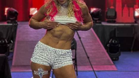 Delia Schweizer hat bei WWE unterschrieben