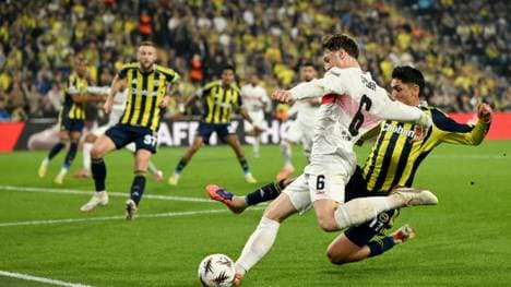 Angelo Stiller im Duell mit Edson Álvarez