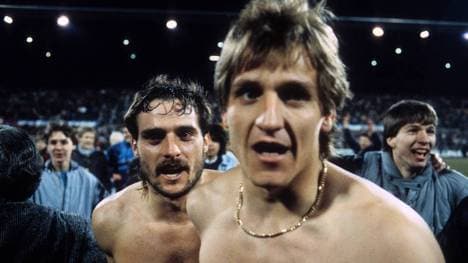 Werner Vollack (r., mit Horst Feilzer) war der Uerdinger Torwart beim Wunder von der Grotenburg