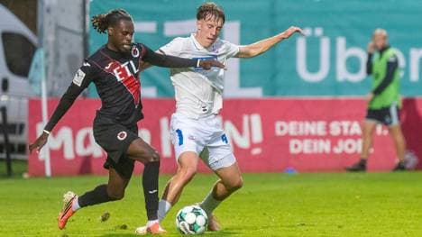 Kölns Yannick Tonye (l.) gegen Yannick Michaelis