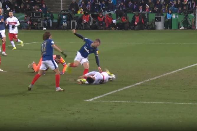 VfB-Star fällt auf die Kugel - und trifft trotzdem