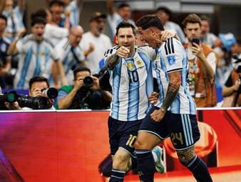 Lionel Messi ist neuer Rekordtorschütze in der WM-Geschichte. Mit seinem 17. Treffer im Spiel gegen Österreich überholt der Argentinier Miroslav Klose und schreibt Fußballgeschichte.