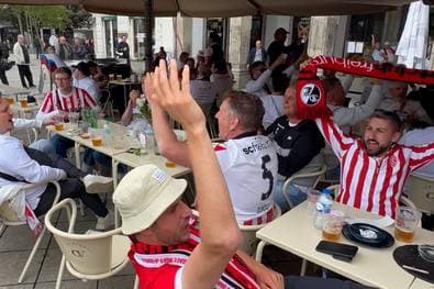 "Once in a lifetime!" Hier stimmen sich Freiburgs Fans ein