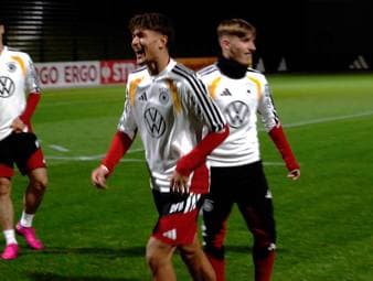 Lennart Karl und Tom Bischof sind das neue eingespielte Traum-Duo vom FC Bayern. Dass die zwei Youngsters sich auch abseits des Platzes gut verstehen, ist während der Länderspielpause kaum zu übersehen. 