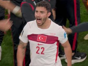 Das Ausscheiden der Türkei ist bereits vor dem letzten Gruppenspiel gegen die USA besiegelt. Trotzdem lässt sich das Team nicht hängen - und wird in der Nachspielzeit durch einen ehemaligen Schalker mit einem versöhnlichen Turnierabschluss belohnt.