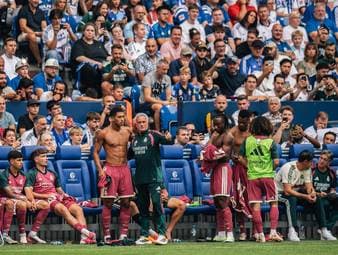 Nach dem Testspielsieg gegen den FC Schalke 04 zeigen sich die Spieler von Real Madrid voll des Lobes für ihr Team. Laut Dean Huijsen liegt das auch an den hohen Ansprüchen von José Mourinho.