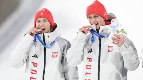 Kacper Tomasiak (l.) und Pawel Wasek mit ihrer Olympia-Silbermedaille im Super-Team-Wettbewerb