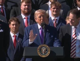 US-Präsident Donald Trump nahm das Fehlen von Quarterback Fernando Mendoza beim Besuch der Indiana Hoosiers im Weißen Haus gelassen. Er betonte zudem, er wisse, dass der 22-Jähige hinter seinem Land stehe.