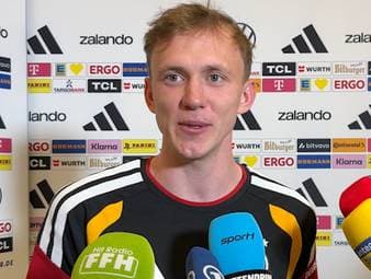 Maximilian Beier spricht über sein Hobby während der WM-Vorbereitung: Dem Darts. Der BVB-Profi verrät, in welchem Bereich sein Average liegt. 
