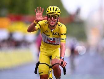 Tadej Pogačar gewinnt die Tour de France 2026 souverän zum fünften Mal. Während der Slowene in Paris triumphiert, müssen Jonas Vingegaard und Florian Lipowitz ihre Tour nach schweren Stürzen vorzeitig beenden.