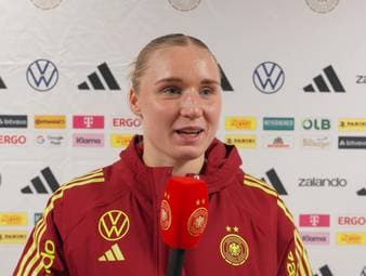 Die DFB-Frauen zeigen sich nach dem Auswärtssieg in der WM-Qualifikation in Norwegen zufrieden mit ihrer Leistung. Besondere Freude herrscht bei Debütantin Jella Veit.