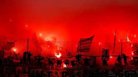 Stuttgart-Fans zünden bengalische Feuer