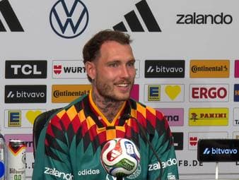 David Raum sorgt auf der Pressekonferenz für einen großen Lacher und scherzt darüber, ein Eichhörnchen als neues Maskottchen für das DFB-Team einzufangen.