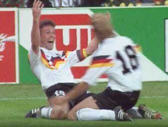 "Ein Sommer in Italien" ist ein neuer Film über den deutschen WM-Titel von 1990. Darin äußern sich viele Protagonisten zu dem legendären Turnier - und es gibt bislang unveröffentlichte Privataufnahmen der Spieler zu sehen. Der Film "Ein Sommer in Italien - WM 1990" läuft ab 19. März im Kino.