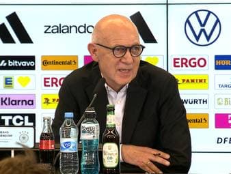 Im Rahmen der Vorstellung von Jürgen Klopp als Bundestrainer bedankt sich DFB-Präsident Bernd Neuendorf bei Red Bull, dem bisherigen Arbeitgeber Klopps. Gleichzeitig kommt der DFB Red Bull entgegen.